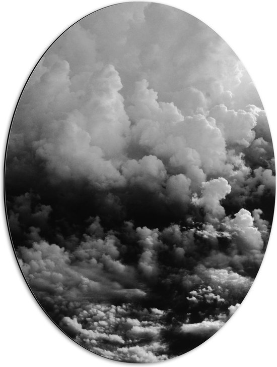 WallClassics - Dibond Ovaal - Zee van Donkere Wolken (Zwart/wit) - 51x68 cm Foto op Ovaal (Met Ophangsysteem)