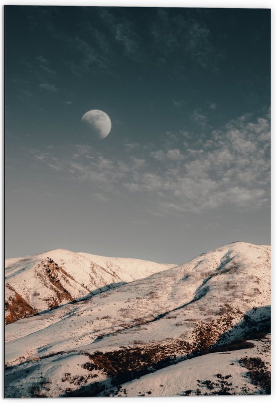 WallClassics - Dibond - Maan boven Sneeuwbergen overdags - 70x105 cm Foto op Aluminium (Met Ophangsysteem)