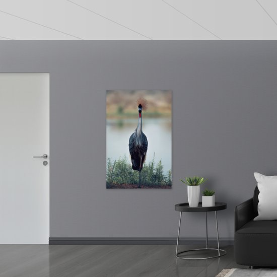 WallClassics - Poster (Matte) - Grue Majestueuse dans les Herbes Vertes sur l' Water - 80x120 cm Photo sur Papier Poster avec un Aspect Mat