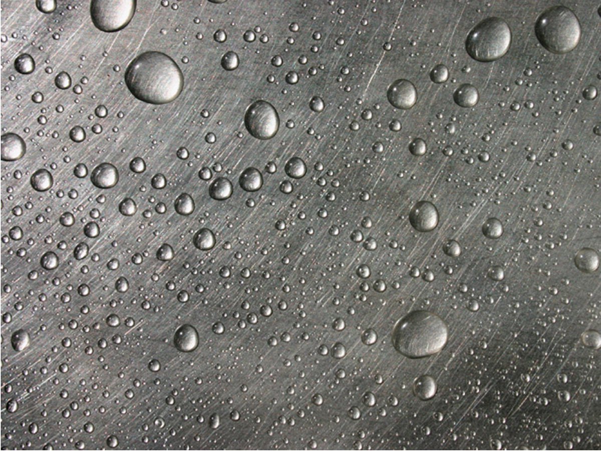 Fotobehang - Stalen oppervlak met water druppels.
