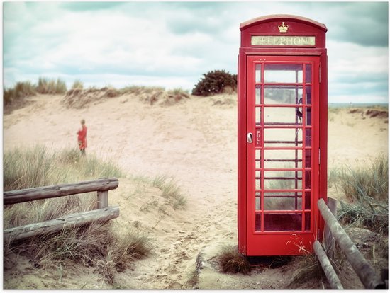 WallClassics - Poster (Mat) - Rode Telefooncel in Duinen - 40x30 cm Foto op Posterpapier met een Matte look