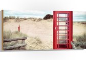 WallClassics - Hout - Rode Telefooncel in Duinen - 100x50 cm - 12 mm dik - Foto op Hout (Met Ophangsysteem)