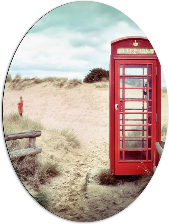 WallClassics - Dibond Ovaal - Rode Telefooncel in Duinen - 72x96 cm Foto op Ovaal (Met Ophangsysteem)