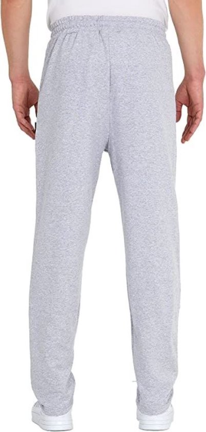 Man van achteren gezien in een grijze joggingbroek.