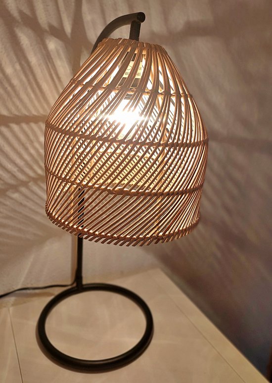 Design lamp  tafellamp handgemaakt Decoratie woonkamer slaapkamer  miranda met rotan kap en metalen voet 50 cm