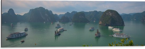 WallClassics - Dibond - Veel Shepen in Ha Longbaai - Vietnam - 90x30 cm Foto op Aluminium (Wanddecoratie van metaal)