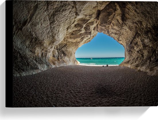 WallClassics - Canvas  - Strand in een Grot aan Zee - 40x30 cm Foto op Canvas Schilderij (Wanddecoratie op Canvas)