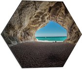 WallClassics - Dibond Hexagon - Strand in een Grot aan Zee - 40x34.8 cm Foto op Hexagon (Met Ophangsysteem)