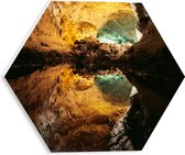 WallClassics - PVC Schuimplaat Hexagon  - Mooie Grot - Cueva de los Verdes - 30x26.1 cm Foto op Hexagon (Met Ophangsysteem)