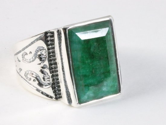 Zware bewerkte zilveren ring met smaragd - maat 19.5