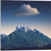 WallClassics - Acrylglas - Eenzame Wolk op Bergtop - 50x50 cm Foto op Acrylglas (Wanddecoratie op Acrylaat)