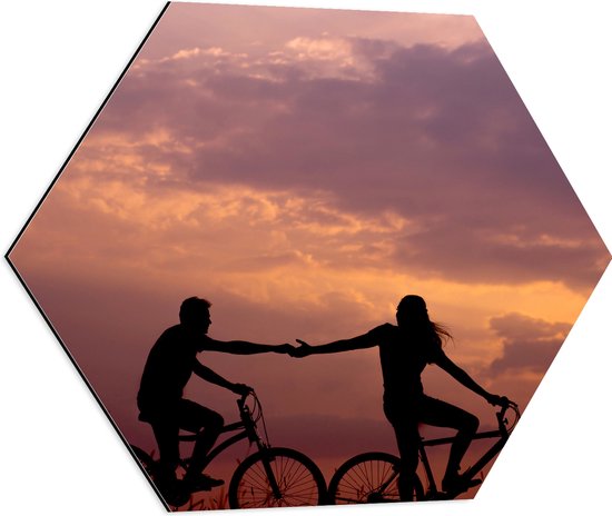 WallClassics - Dibond Hexagon - Silhouet van Hand in Hand Fietsend Koppel - 60x52.2 cm Foto op Hexagon (Met Ophangsysteem)