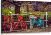 WallClassics - Canvas  - Rood/Blauwe Fietsen met Bloemen Gevuld - 120x80 cm Foto op Canvas Schilderij (Wanddecoratie op Canvas)