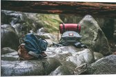 WallClassics - Dibond - Backpackers Tassen - 90x60 cm Foto op Aluminium (Wanddecoratie van metaal)