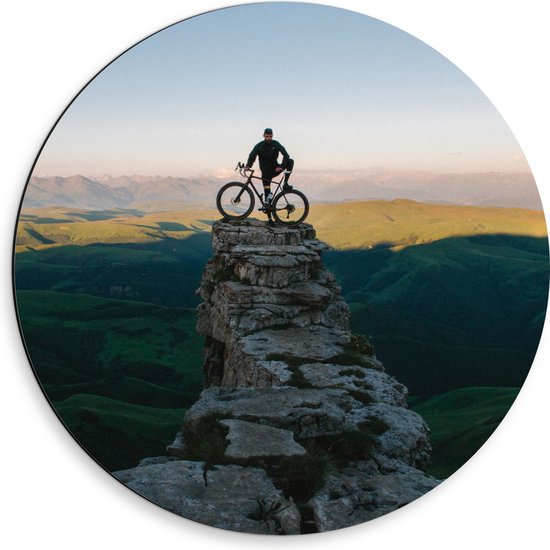 WallClassics - Dibond Muurcirkel - Fietser op Cliff bij Bergen - 50x50 cm Foto op Aluminium Muurcirkel (met ophangsysteem)