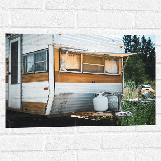 WallClassics - Muursticker - Oude Veroeste Caravan - 60x40 cm Foto op Muursticker