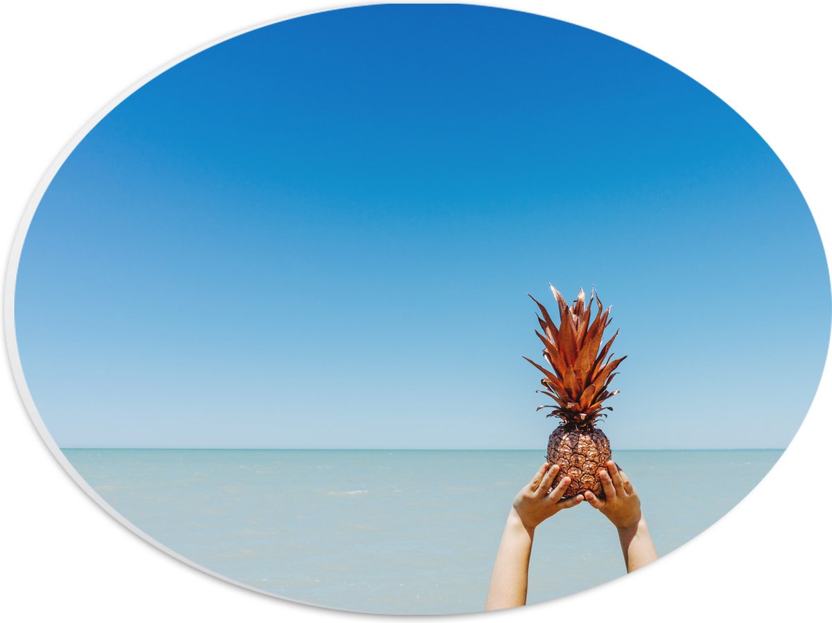 PVC Schuimplaat Ovaal - Ananas boven de Zee - 28x21 cm Foto op Ovaal (Met Ophangsysteem)