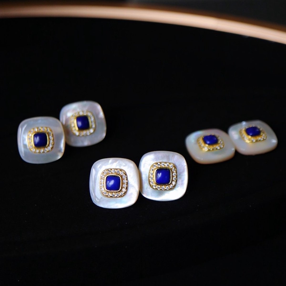 Vintage Inspired goud vermeil MOP oorstekers met natuurlijke blauwe lapis lazuli