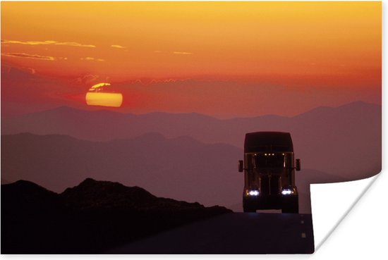 Poster Zonsondergang achter de vrachtwagen - 30x20 cm