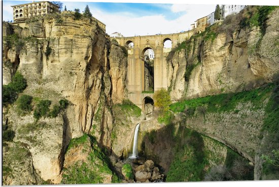 WallClassics - Dibond - Centro de Interpretación del Puente Nuevo Brug - 90x60 cm Foto op Aluminium (Wanddecoratie van metaal)