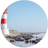 WallClassics - Dibond Muurcirkel - Vuurtoren met Rotsen aan de Zee - 60x60 cm Foto op Aluminium Muurcirkel (met ophangsysteem)