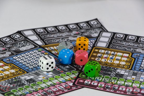 999 Games - Clever 4Ever - Dobbelspel - De vierde editie in de Clever-serie - Nieuwe categorieën en bonusacties - Gezelschapsspel - Familiespel - Strategiespel - Klein cadeautje