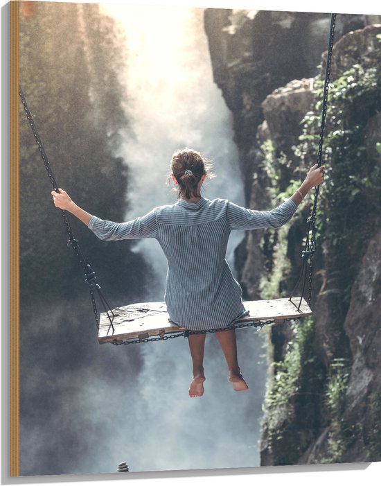 WallClassics - Hout - Vrouw op Schommel boven Landschap - 75x100 cm - 12 mm dik - Foto op Hout (Met Ophangsysteem)