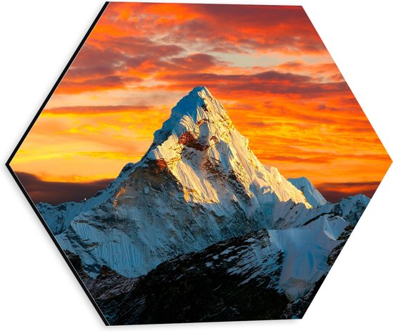 WallClassics - Dibond Hexagon - Sneeuwbergtop voor Zonsondergang - 30x26.1 cm Foto op Hexagon (Met Ophangsysteem)
