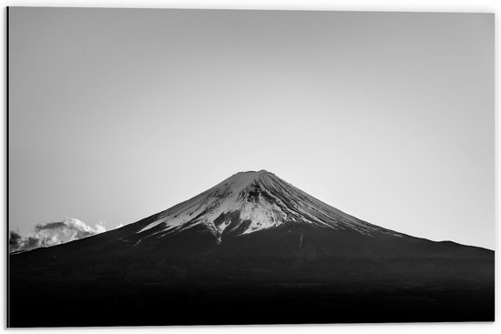 WallClassics - Dibond - Berg met Sneeuwtop (zwart/wit) - 60x40 cm Foto op Aluminium (Wanddecoratie van metaal)