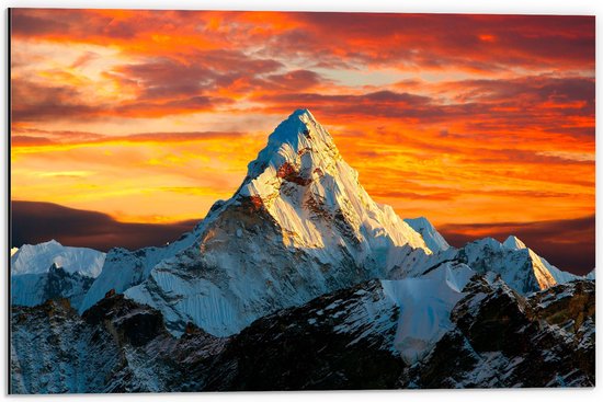 WallClassics - Dibond - Sneeuwbergtop voor Zonsondergang - 60x40 cm Foto op Aluminium (Wanddecoratie van metaal)