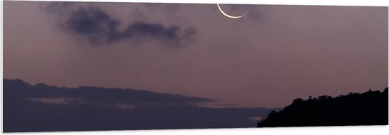 WallClassics - PVC Schuimplaat - Smalle maan Met Wolken en Bergen - 150x50 cm Foto op PVC Schuimplaat (Met Ophangsysteem)
