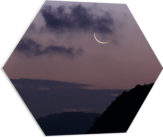 WallClassics - PVC Schuimplaat Hexagon  - Smalle maan Met Wolken en Bergen - 60x52.2 cm Foto op Hexagon (Met Ophangsysteem)