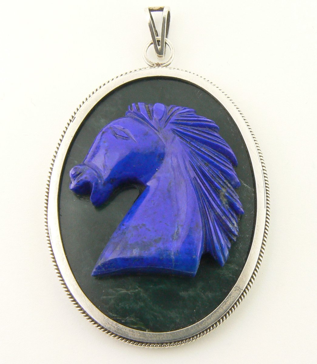 Zilveren hanger met paardenhoofd van lapis lazuli op agaat