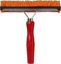 Raamtrekker met oranje spons en rood houten handvat.