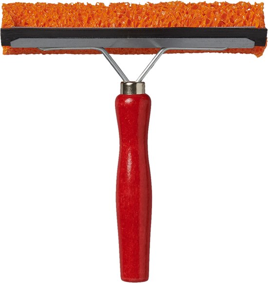 Raamtrekker met oranje spons en rood houten handvat.