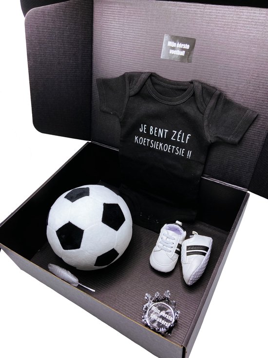 Kraamcadeau - baby voetbal- romper - babysneakers - koetsiekoetsie - 2 maten - kan ook rechtstreeks als cadeau worden verstuurd - babyshower - kraampakket van Koetsiekoetsie — afbeelding 4