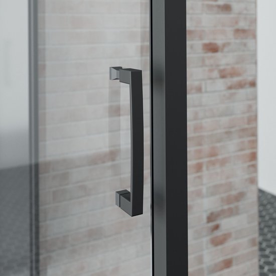 Poignée de porte de douche rectangulaire noir mat à l'extérieur d'une porte de douche en verre.