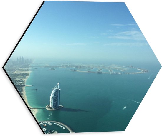 WallClassics - Dibond Hexagon - Luchtfoto van de Kustlijn van Dubai - 30x26.1 cm Foto op Hexagon (Met Ophangsysteem)