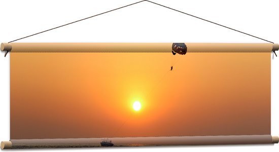 WallClassics - Textielposter - Parasailen bij Zonsondergang Boven de Zee - 90x30 cm Foto op Textiel