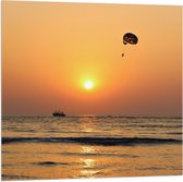 WallClassics - Vlag - Parasailen bij Zonsondergang Boven de Zee - 80x80 cm Foto op Polyester Vlag