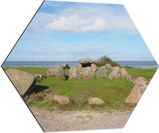 WallClassics - Dibond Hexagon - Rotsen op Gras bij Water - 80x69.6 cm Foto op Hexagon (Met Ophangsysteem)