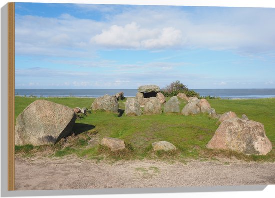 WallClassics - Hout - Rotsen op Gras bij Water - 75x50 cm - 12 mm dik - Foto op Hout (Met Ophangsysteem)