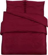 Ensemble de housses de couette bordeaux, posé à plat.