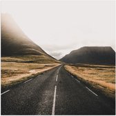 WallClassics - Glossy Poster - Road Through Abandoned Area With Montagnes - 100x100 cm Photo sur Papier Poster avec Finition Brillante