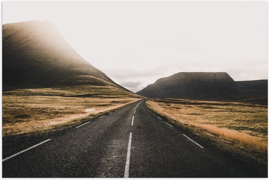 WallClassics - Poster Glossy - Road through Abandoned Area with Montagnes - 75x50 cm Photo sur Papier Poster avec Finition Brillante