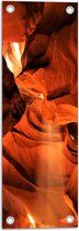 WallClassics - Tuinposter – Zonnestralen door Antelope Canyon - 20x60 cm Foto op Tuinposter  (wanddecoratie voor buiten en binnen)