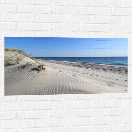 WallClassics - Muursticker - Witte Duinen tegen de Zee - 100x50 cm Foto op Muursticker