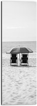 WallClassics - Dibond - Stoelen op het Strabd met Parasol in het zwart-wit - 20x60 cm Foto op Aluminium (Wanddecoratie van metaal)