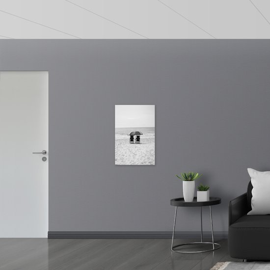 WallClassics - Verre Acrylique - Chaises sur la Plage avec Parasol en noir et blanc - 50x75 cm Photo sur Verre Acrylique (Décoration murale sur Acrylique)