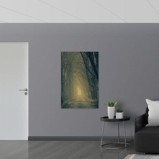 WallClassics - Poster Glossy - Brouillard sur Chemin Forestier Entouré d' Arbres - 80x120 cm Photo sur Papier Poster avec Finition Brillante